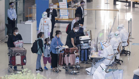 인도 첸나이국제공항을 출발해 지난 4일 오전 인천국제공항에 도착한 인도 교민들이 1터미널 입국장을 나서고 있다.  연합뉴스